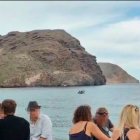 Una narcolancha en Las Negras, mientras la gente disfruta de un domingo soleado.