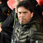 El entrenador catalán del equipo rojiblanco observa al fotógrafo de LA VOZ en el Almería-Andorra.