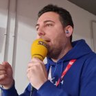 Carlos Miralles en la cabina de 'Carrusel Deportivo' cantando la victoria del Almería frente al Córdoba.