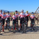Alcalde y miembros del Club Ciclista Ciudad de Vera durante una de las rutas.