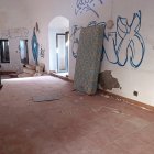 Colchones en el interior del Castillo del Playazo de Rodalquilar, vandalizado y abandonado.