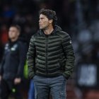 El entrenador del Almería, atento en la banda del Carlos Belmonte.