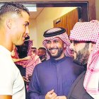 Cristiano Ronaldo junto a Mohammed Al-Khereiji y Turki Al-Sheikh en Arabia Saudí.