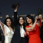 La directora Alauda Ruiz de Azúa y los productores posan con los Goyas a mejor guion original, mejor dirección y mejor película por 'Los domingos'.
