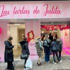 Cola a las puertas de una de las tiendas de Las tartas de Julita.