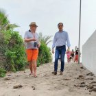 El alcalde de Vera (derecha) paseando por la zona afectada en una imagen de archivo.