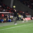 Al entrenador del Almería solo le falta saltar al campo con sus jugadores.