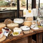 Mesa de degustación con una selección de productos italianos ofrecidos durante el evento.