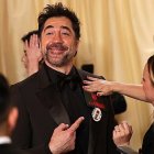 Javier Bardem muestra orgulloso sus chapas reivindicativas.