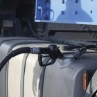 Un camión reposta combustible en una gasolinera.