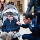Juan Manuel Moreno con Leo García, un niño con piel de mariposa.