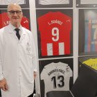 El doctor Ripoll en la clínica que tiene en el Estadio de los Juegos Mediterráneos.