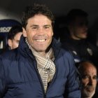 El entrenador catalán del Almería en el banquillo en El Alcoraz de Huesca.