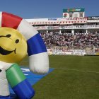 Indalete, la mascota de los Juegos Mediterráneos de 2005, en el Municipal Juan Rojas un año antes de despedirse del fútbol.