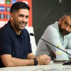 Mohamed Al-Khereiji habla y Mohamed El Assy, atento a las indicaciones.