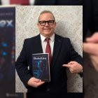 El abogado y escritor Juan Manuel Sánchez con su novela 'Robolex', un thriller judicial de ciencia ficción.