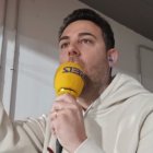 Carlos Miralles en la cabina 12 del Mediterráneo narrando el triunfo del Almería en Carrusel Deportivo.