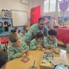 'El Maestro Alberto' junto a sus alumnos en clase.