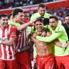 Locura total con el gol de Nico Melamed en tiempo de descuento. El Almería se coloca segundo con 61 puntos.