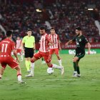 Andrés Martín conduce la pelota y Sergio Arribas atento para robarla.