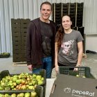 María del Mar González, estriando tomate de su marca Peperaf, junto al autor de la entrevista Antonio Hermosa