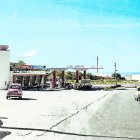 La célebre estación de servicio de Las Lomas, en las afueras de la ciudad, antes de llegar al cementerio. Como tantas gasolineras, florecieron con el boom de los coches de los años 60. Allí se situaban para hacer autoestop los viajeros que iban para Granada y Murcia.