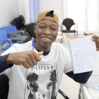Un inmigrante subsahariano aprendiendo español en un centro de la fundación Cepaim en Almería.