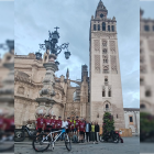 Salida de los participantes en la peregrinación de los Caminos de la Luz de 2026, desde Sevilla y en bicicleta hasta el Cristo de la Luz.