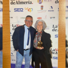 Juan Carlos García, paciente y después 'monitor' de Proyecto Hombre, junto a Marina Cano, fundadora de Proyecto Hombre en Almería.