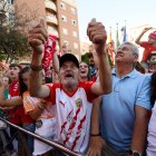 Paco Sánchez loco de contento aplaudiendo la rúa del Almería 2021-22.