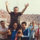 Maguregui paseado a hombros por el campo con Pepe Morales loco de contento.