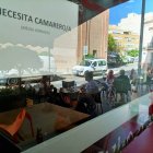Cartel de 'Se busca camarero' en un bar con terraza de Almería.
