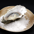La propuesta incluye 6 ostras a elegir para consumir al natural o a la brasa.
