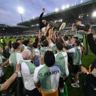 Los jugadores del Racing mantean a su entrenador.