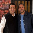 Paco León junto a Gabriel, trabajador de La Salada.