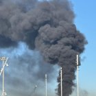 Densa columna de humo en el Puerto de Almería