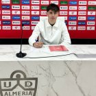 Ramón Martos firmando su compromiso con el Almería.