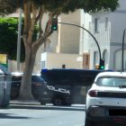 Uno de los furgones de la Policía Nacional en Roquetas de Mar.