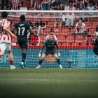 Andrés Fernández salvó al Almería de una goleada escandalosa en El Molinón, sobre todo en la primera mitad.