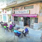 La tradicional terraza de La Bodeguilla en la calle Trajano.