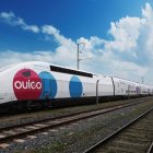 Un tren Ouigo de alta velocidad circulando por la vía de Murcia.