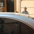 La madre de José, abandona los juzgados de Berja.