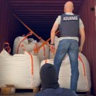 Agentes de Aduanas inspeccionan el contenedor en la nave de Pampanco.