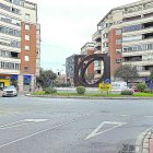 La Plaza de Barcelona es un canto al despropósito. Hasta la escultura de la fuente se suma al caos.