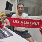 Dani Romera en la Cadena SER con la bufanda de la UD Almería.