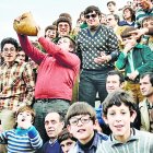 La bota de vino formaba parte del fútbol. Era la que calentaba a los aficionados para que no pararan de animar. En la foto, la grada del fondo sur del Franco Navarro en 1978.