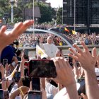 El Papa León XIV saluda desde el papamóvil, en la plaza de Colón, a 7 de junio de 2026, en Madrid (España). El Papa León XIV recorre las calles antes de oficiar una misa y posterior procesión eucarística en el entorno de la capital. La ceremonia congrega a altas autoridades civiles y religiosas, además de numerosos fieles que siguen el recorrido del Santísimo. El Rey Felipe VI, la Reina Letizia, la Princesa Leonor y la Infanta Sofía asisten al evento.
07 JUNIO 2026 VISITA PAPAL
Diego Radamés / Europa Press
07/6/2026