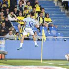Larrubia estalla de alegría celebrando su gol con los seguidores del Málaga.