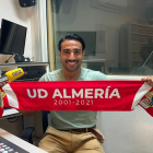 Chuli en la Cadena SER con la bufanda de la UD Almería.