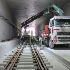 Imagen del montaje de las vías en el túnel de acceso a la Estación de Almería.